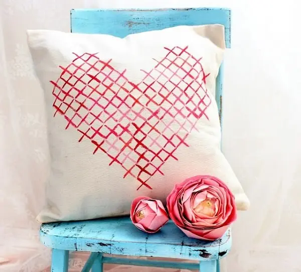 Almofada de tecido com desenho de coração para o dia dos namorados