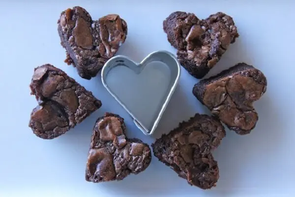 Faça brownie em formato de corações para o dia dos namorados
