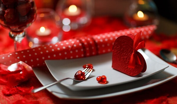 Mesa de jantar decorada em tons de vermelho e branco para o dia dos namorados