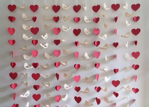 Cortina com corações e pássaros para decorar o ambiente no dia dos namorados
