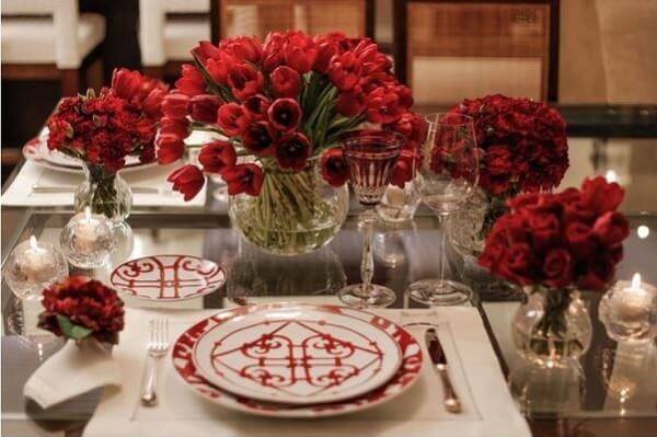 Mesa de jantar especial com flores para o dia dos namorados