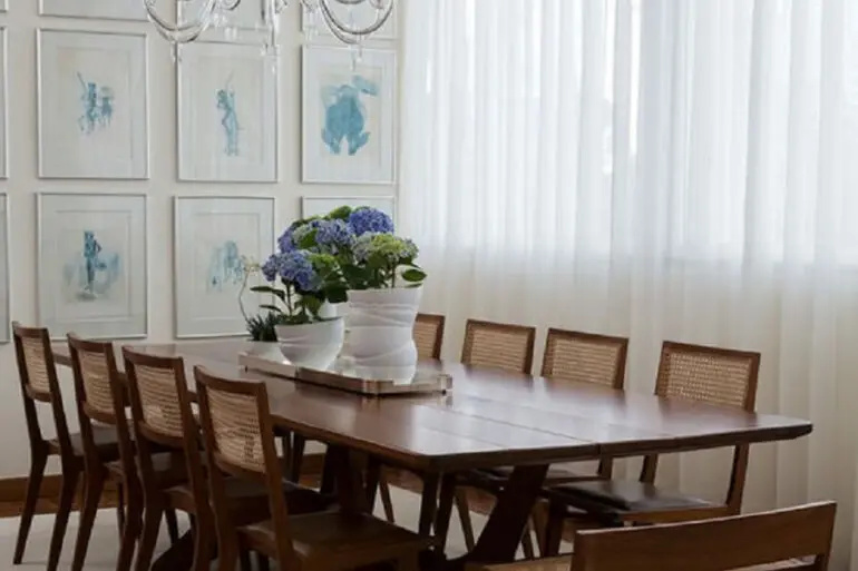 Quadros para decoração de sala de jantar com cadeiras e mesa de madeira