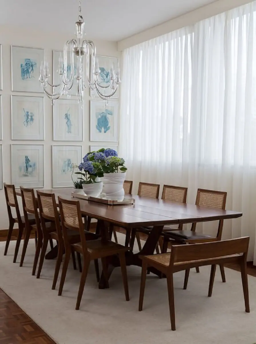 Quadros para decoração de sala de jantar com cadeiras e mesa de madeira