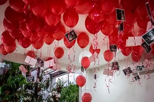 Utilize balões e fotos do seu amor na decoração de dia dos namorados