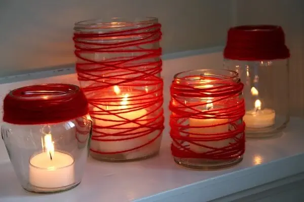 Vidro, barbante e velas para compor a decoração de dia dos namorados