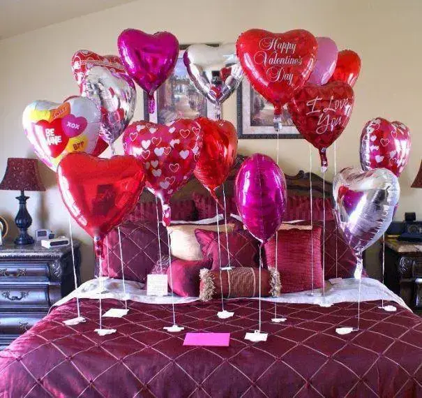 Complemente a decoração de dia dos namorados com balões na cama