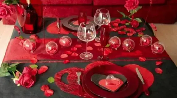 Mesa de jantar especial na decoração de dia dos namorados