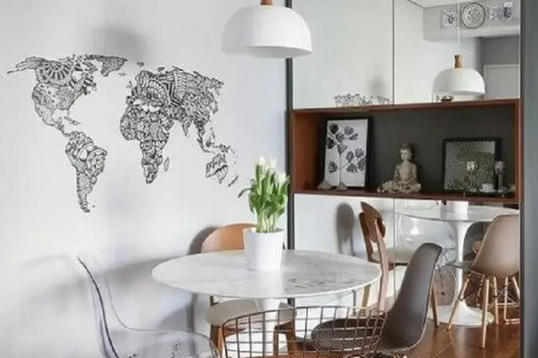 decoração minimalista para sala de jantar com cadeiras diferentes para mesa redonda