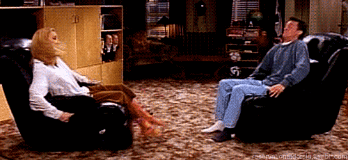 Personagens da série Friends sentados em poltronas