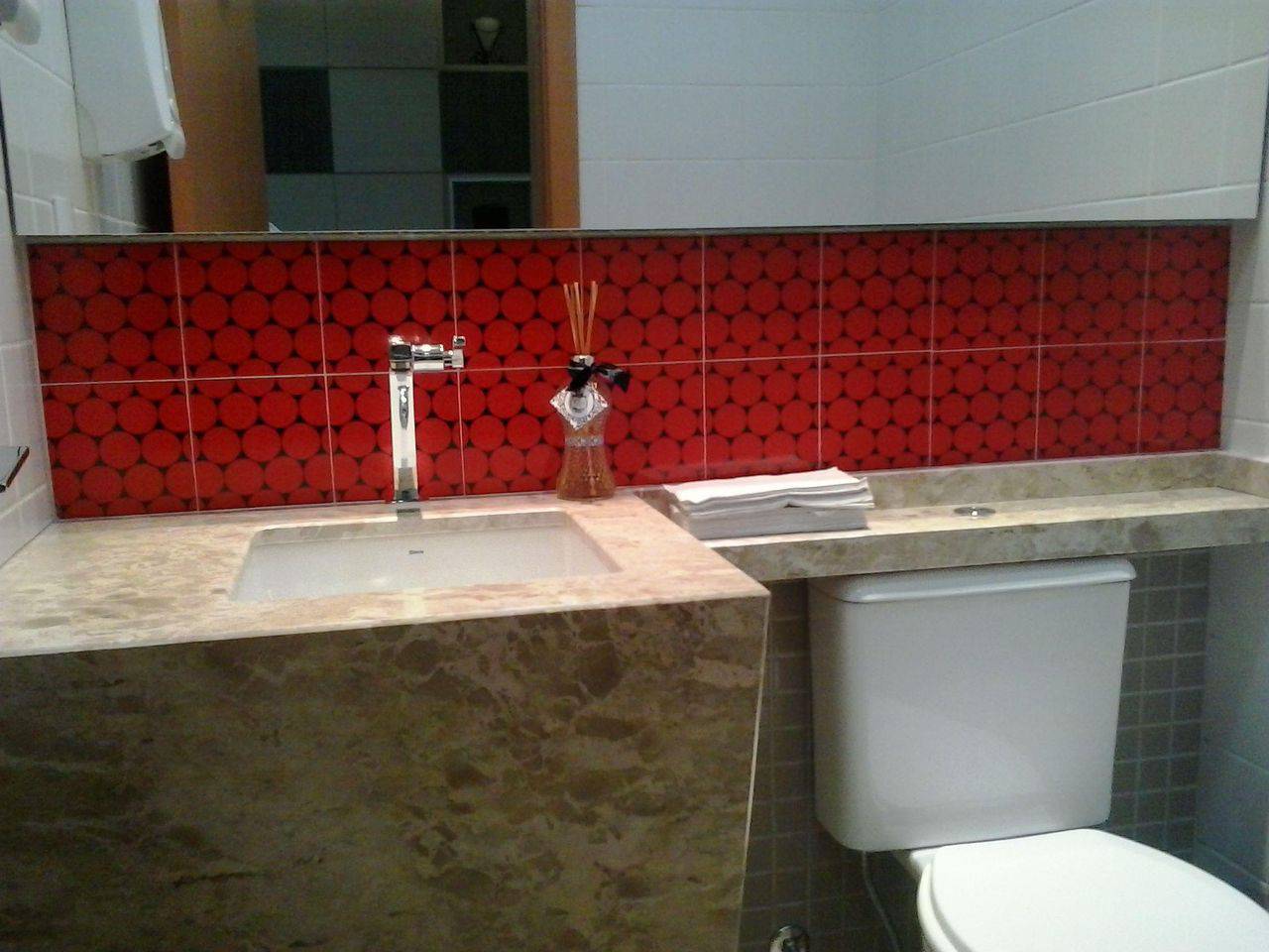 torneiras para banheiro da deca fundo vermelho