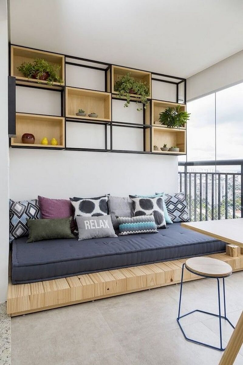 varanda de apartamento decorada com nichos para vasos de plantas