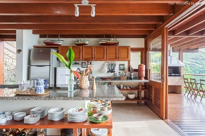 A cozinha da casa de praia normalmente apresenta conceito aberto, integrando outros cômodos