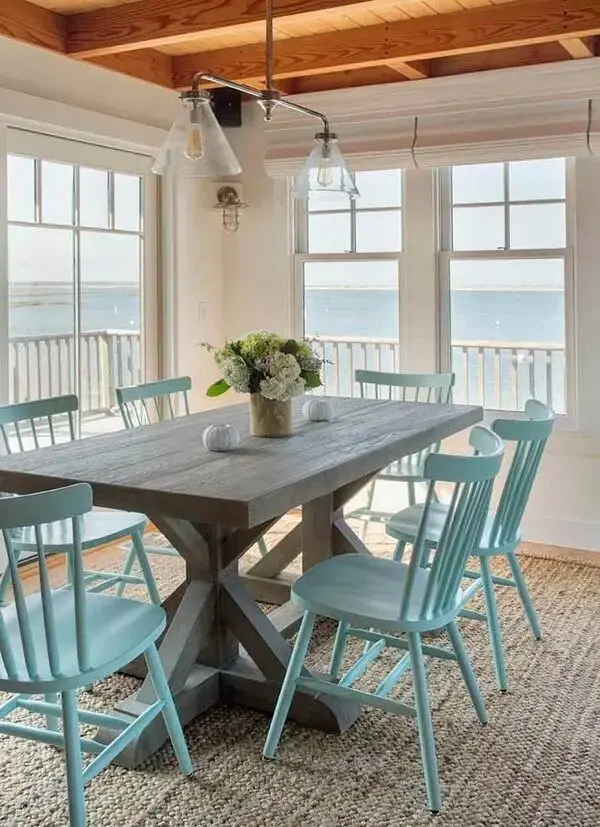 A sala de jantar da casa de praia pode ganhar uma decoração mais rústica