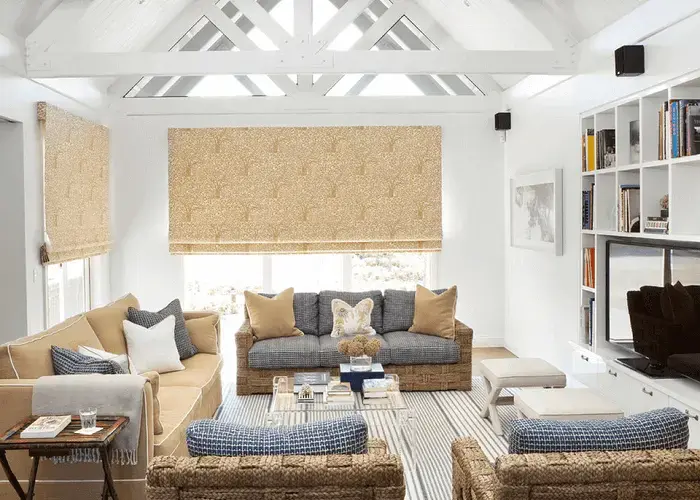 A tonalidade dos móveis da sala de estar se assemelham a areia e oceano