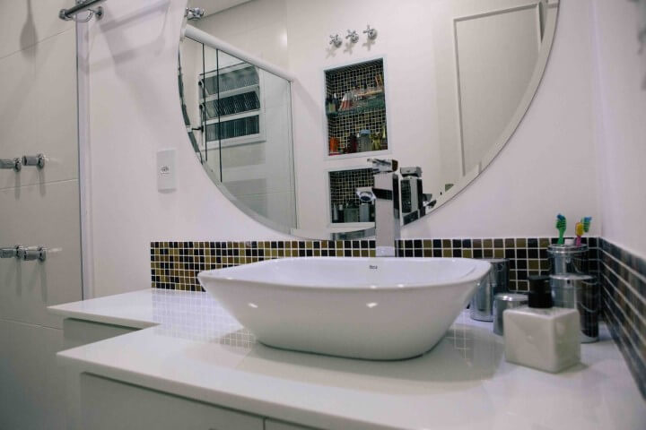 Banheiro clean com espelho para banheiro redondo Projeto de Danielle David