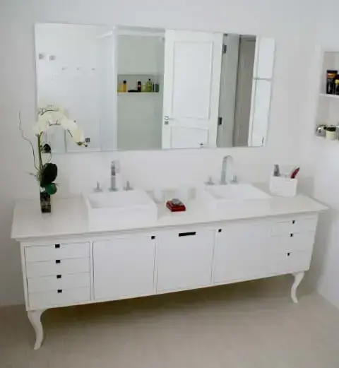 Banheiro com bancada clássica com espelho para banheiro horizontal Projeto de Move Móvel