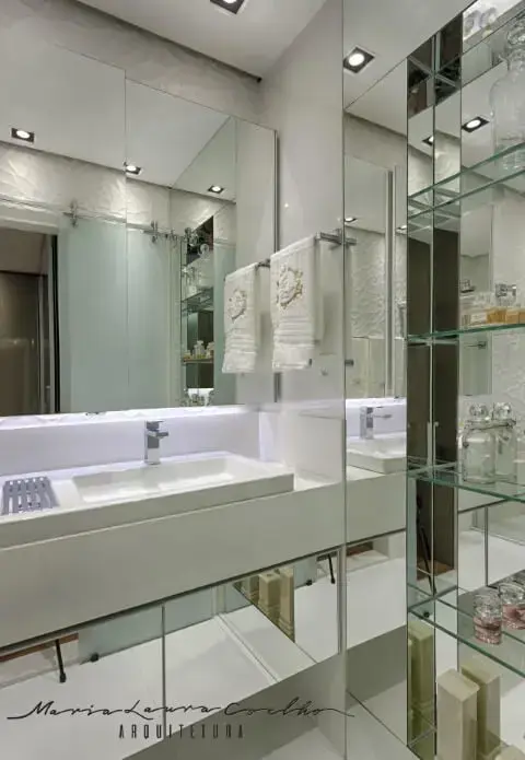 Banheiro com espelho para banheiro em várias superfícies Projeto de Maria Laura Coelho