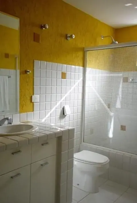 Banheiro com textura de parede Projeto de Lygia Galvão