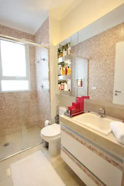 Banheiro para menina com espelho para banheiro acima da torneira e do vaso sanitário Projeto de Cristiane Vassoler