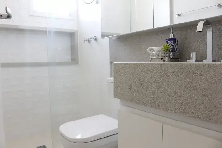 Banheiro simples com armário de espelho para banheiro Projeto de Patricia Campanari