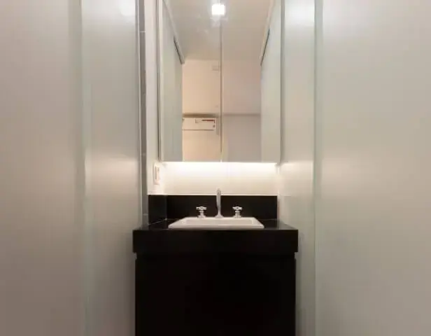 Modelo de espelho para banheiro simples com iluminação LED atrás