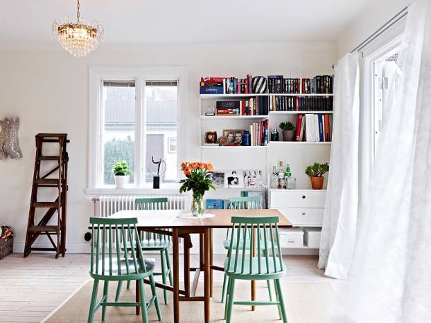 Cozinha escandinava com cadeiras coloridas