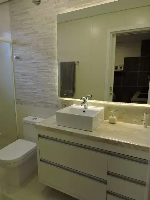 Espelho para banheiro com iluminação de LED