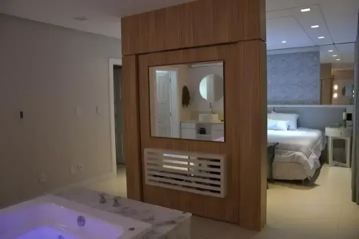 Espelho para banheiro em divisória de ambientes Projeto de 501 Arquitetura