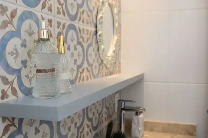 Espelho para banheiro romântico em parede com azulejos Projeto de Casa On