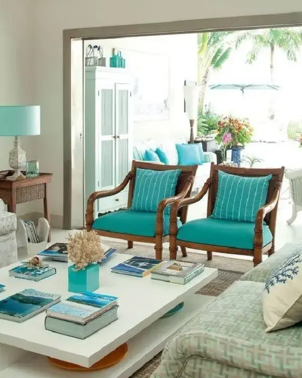 Os móveis da sala de estar em azul podem ser associadas com o cor do oceano