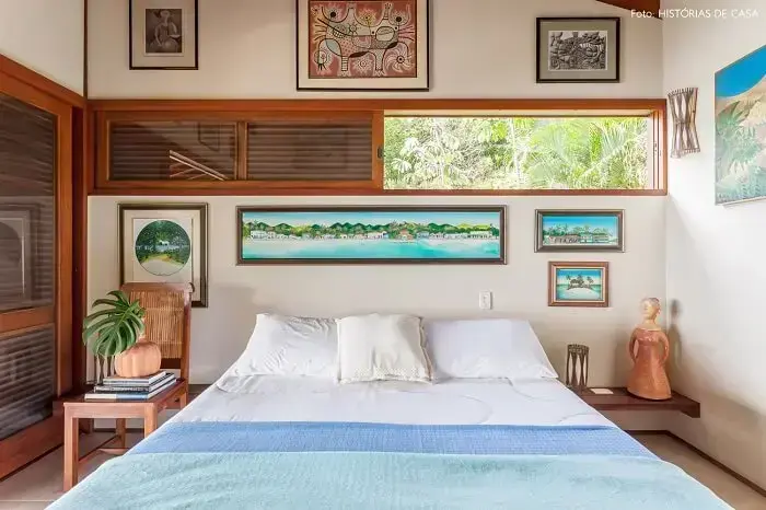 Os quadros decoram com delicadeza o quarto de casal da casa de praia
