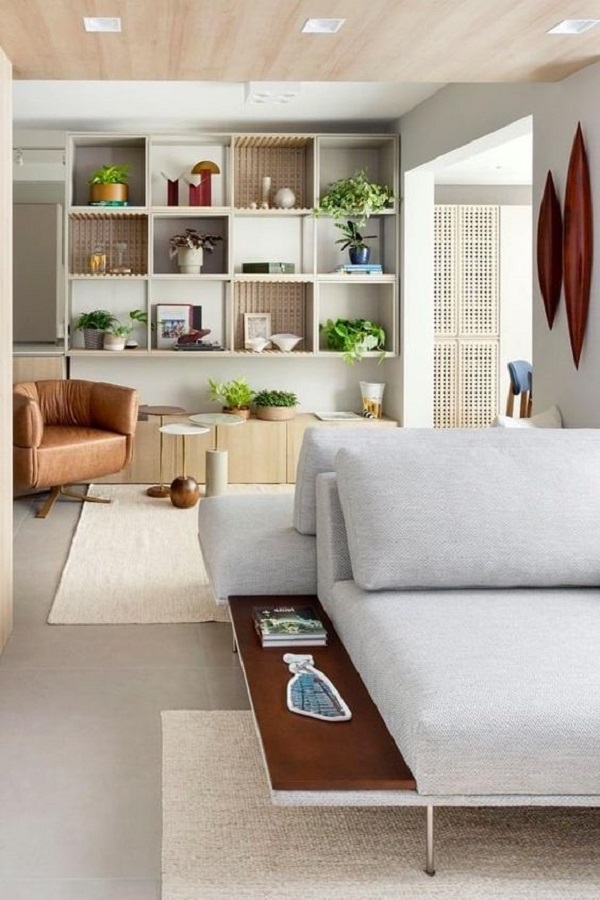 Sala de estar com decoração escandinava e sofa confortável