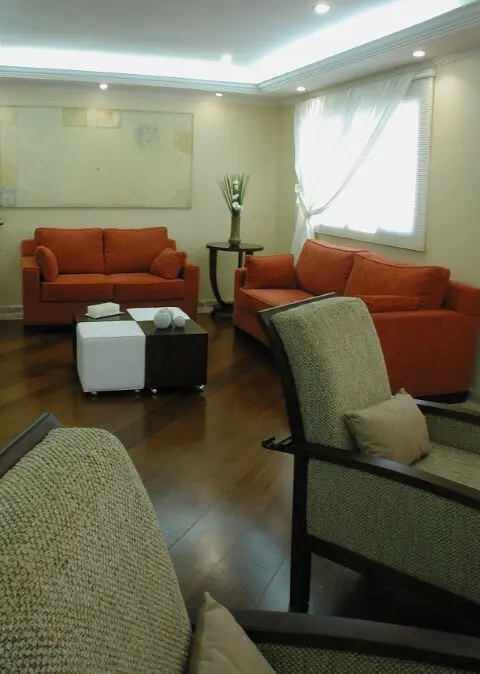 Sala de estar com sanca aberta e iluminação embutida Projeto de Mariza Silva