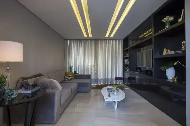 Sala de estar com sanca de gesso e iluminação embutida Projeto de Belezini Dalmazo Arquitetura