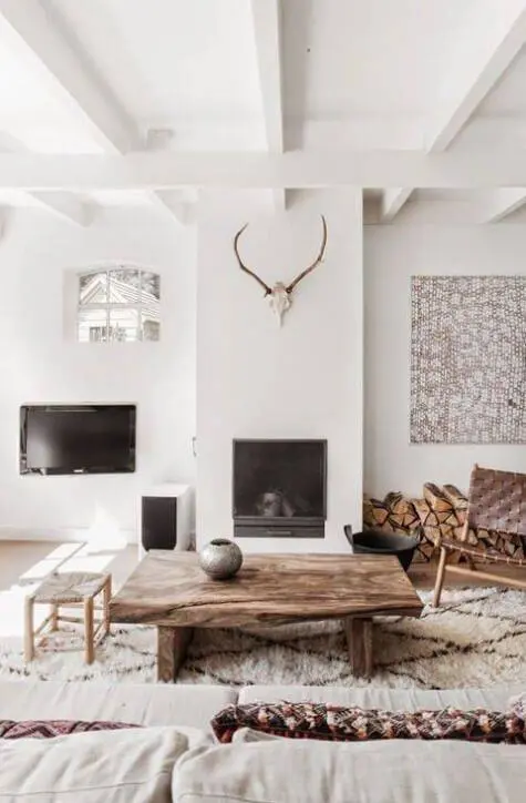 Sala de estar estilo escandinavo com toques rústicos