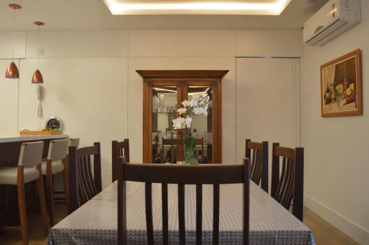 Sala de jantar com sanca de gesso e iluminação embutida sobre a mesa Projeto de Marina Angeloni