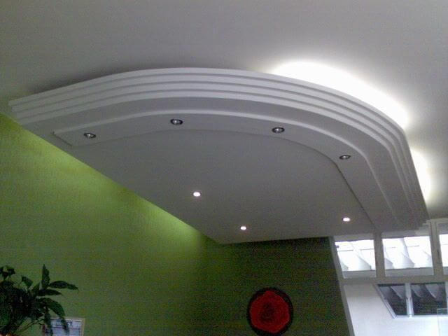 Sanca de gesso invertida e aberta no teto da sala Projeto de Sergio Canineo Arquitetura