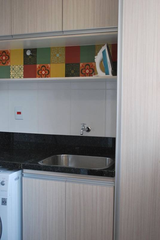 azulejo lavanderia faixa colorida amis arquitetura design 103636