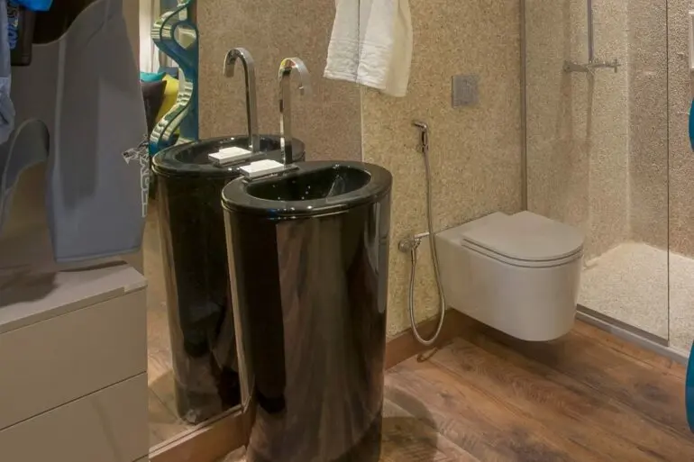 banheiro moderno decorado com vaso sanitário Deca
