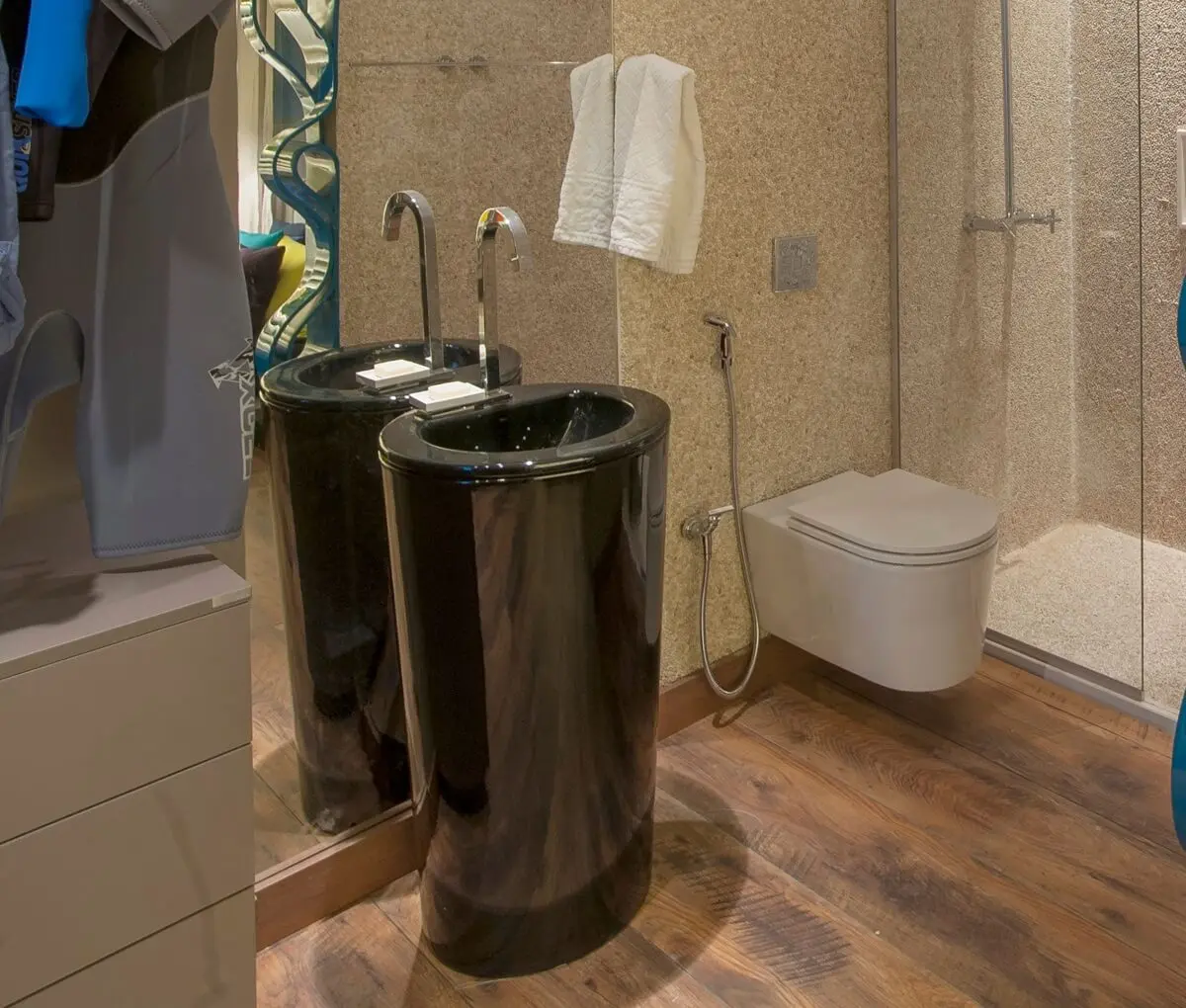 banheiro moderno decorado com vaso sanitário Deca