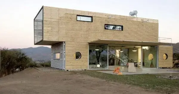 casas pré moldadas conteiner com revestimento de madeira