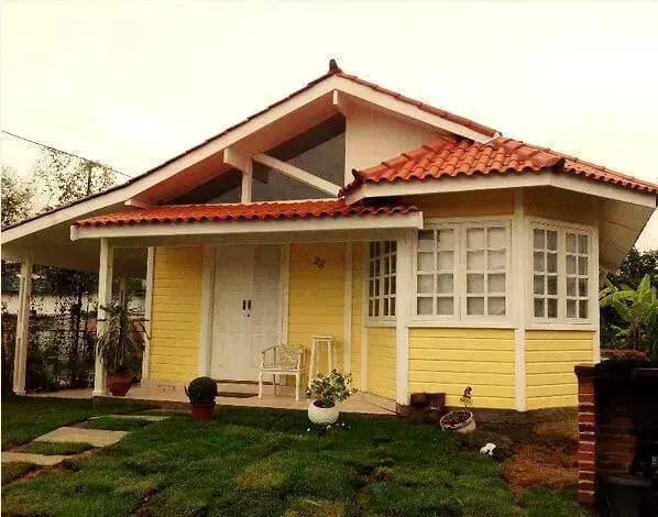 casas pré moldadas madeira amarela