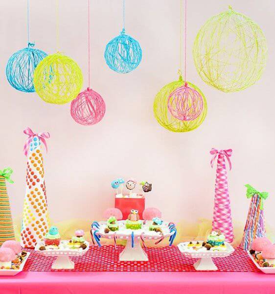 decoracao de festa infantil com pratos altos e bolas
