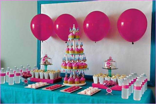 decoracao de festa infantil mesa de cupcakes