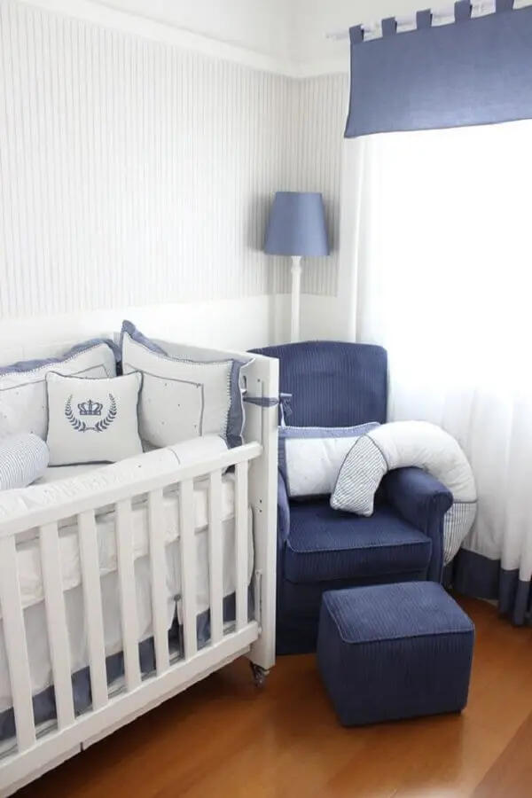 decoração de quarto de bebê branco com poltrona de amamentação azul Foto Lilibee