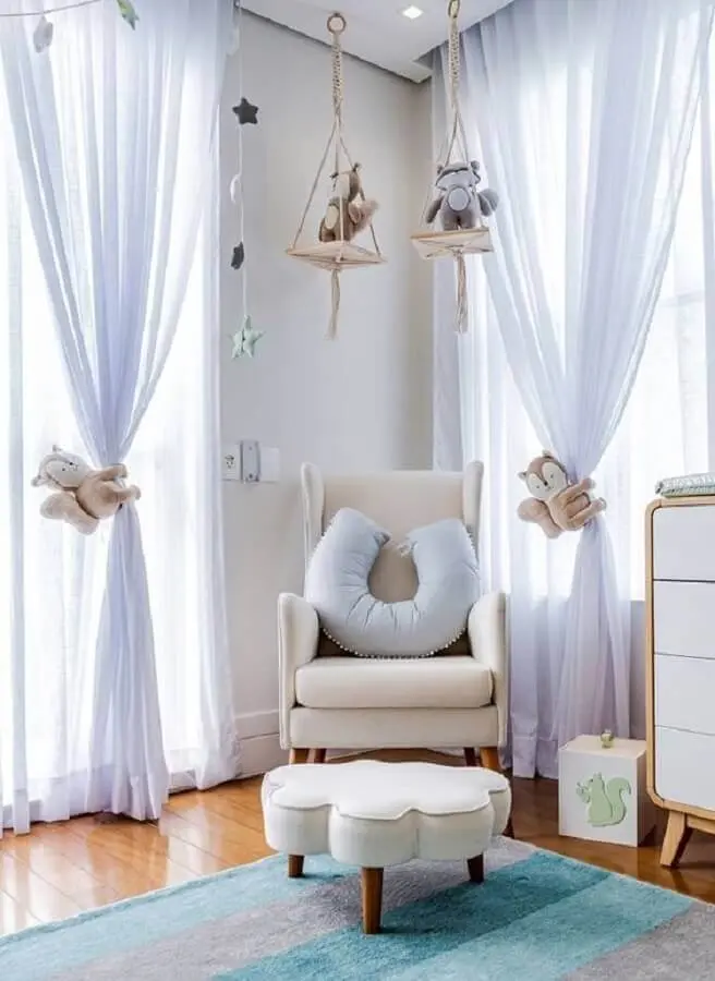 decoração lúdica para quarto de bebê com poltrona de amamentação com puff em formato de nuvem Foto Grão de Gente