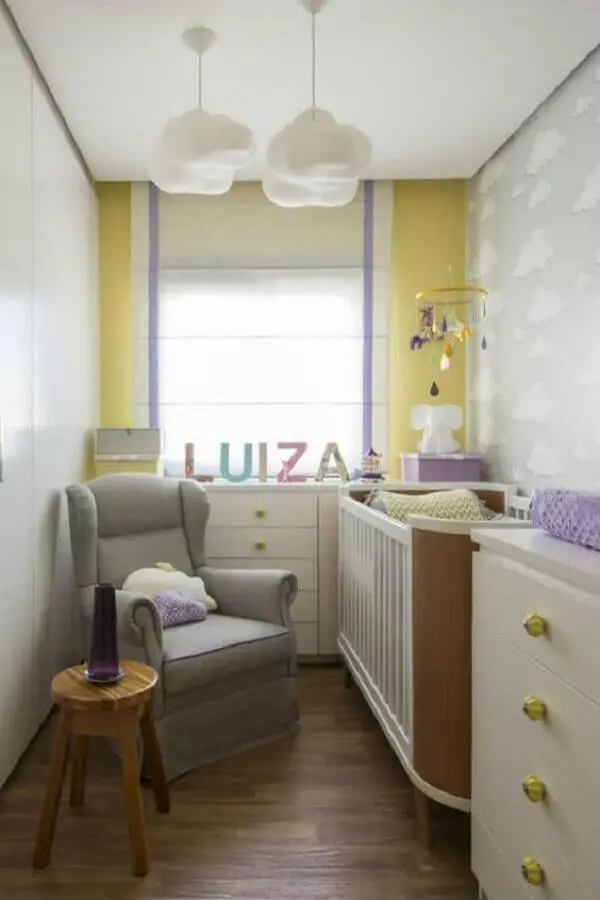 decoração simples com poltrona de amamentação para quarto de bebê pequeno Foto Pinterest