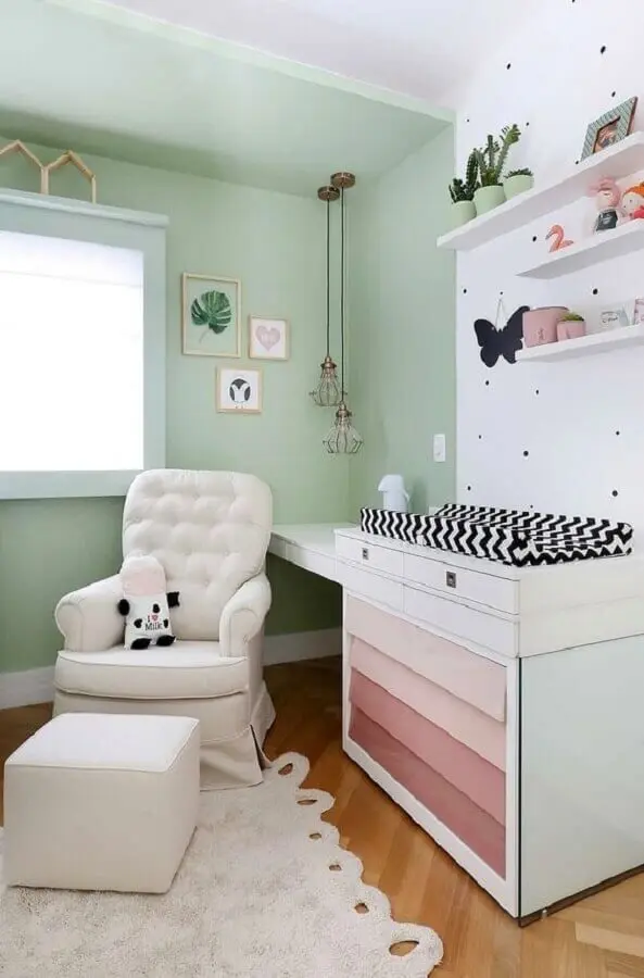 decoração simples para quarto de bebê com poltrona de amamentação branca Foto Casa de Valentina