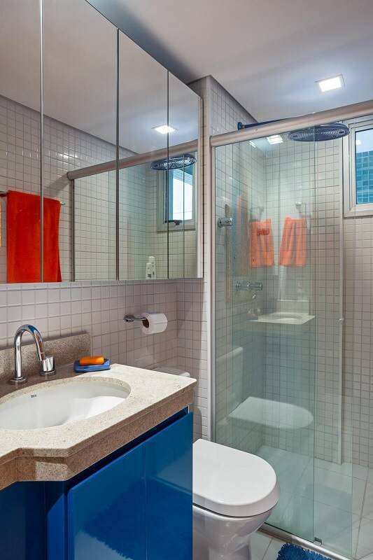 O espelho para banheiro com armário otimiza o espaço do cômodo