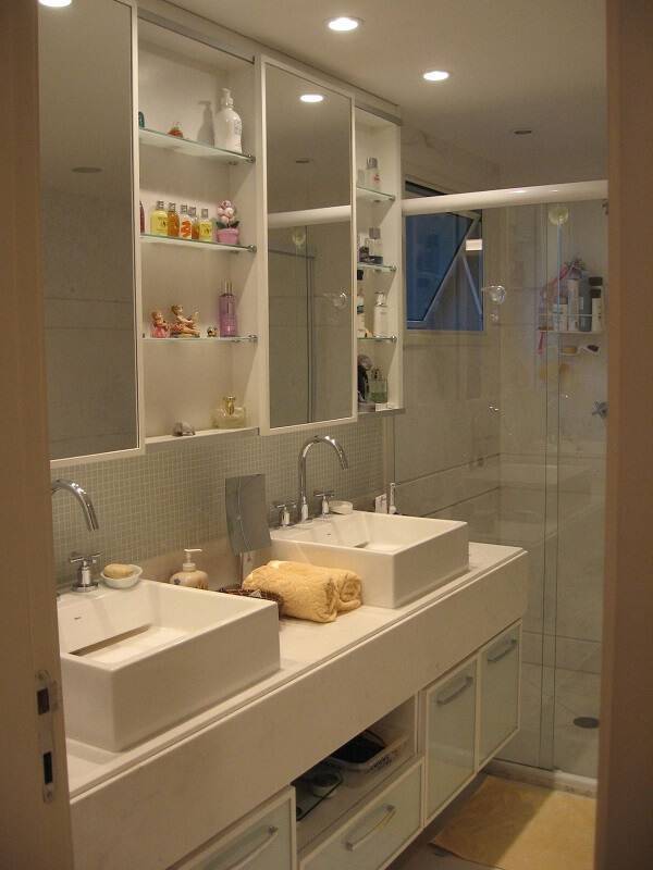 Modelo de espelho para banheiro funcional, um exemplo de praticidade